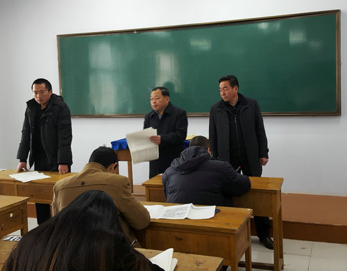 在互助电大巡视考场.jpg 在互助电大巡视考场.jpg