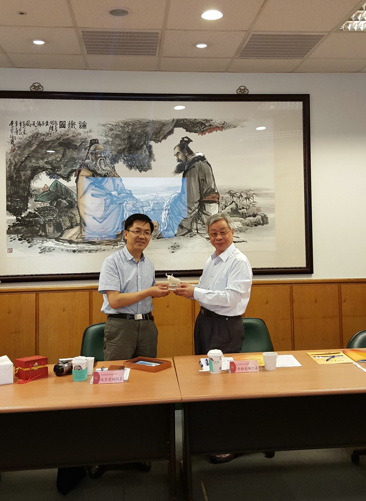段宏伟副校长与台湾淡江大学成教育部主任周锦泉互赠礼物.jpg 段宏伟副校长与台湾淡江大学成教育部主任周锦泉互赠礼物.jpg