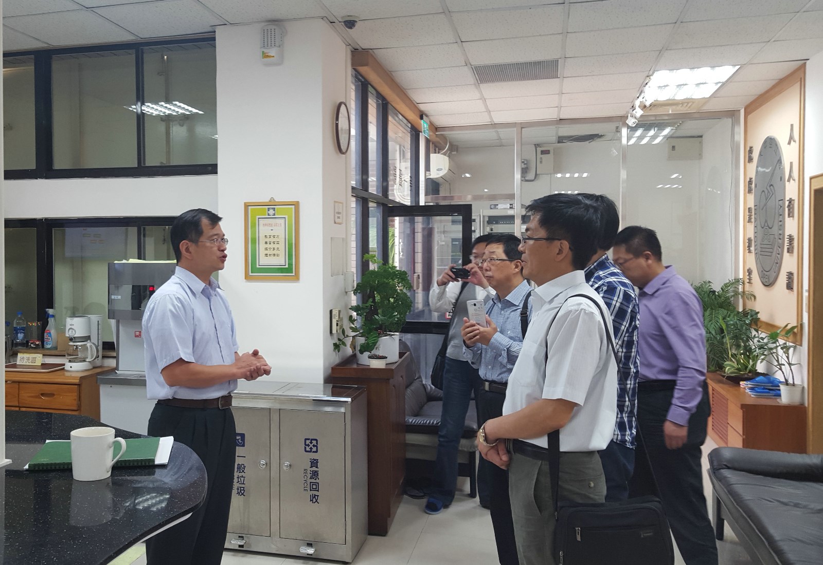 参观考察空中大学远程教育设施.jpg