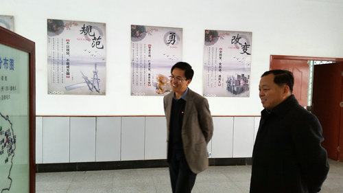视察学校校舍.jpg
