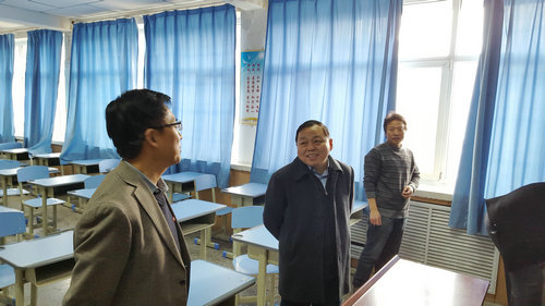 杨自沿校长视察多媒体教室.jpg