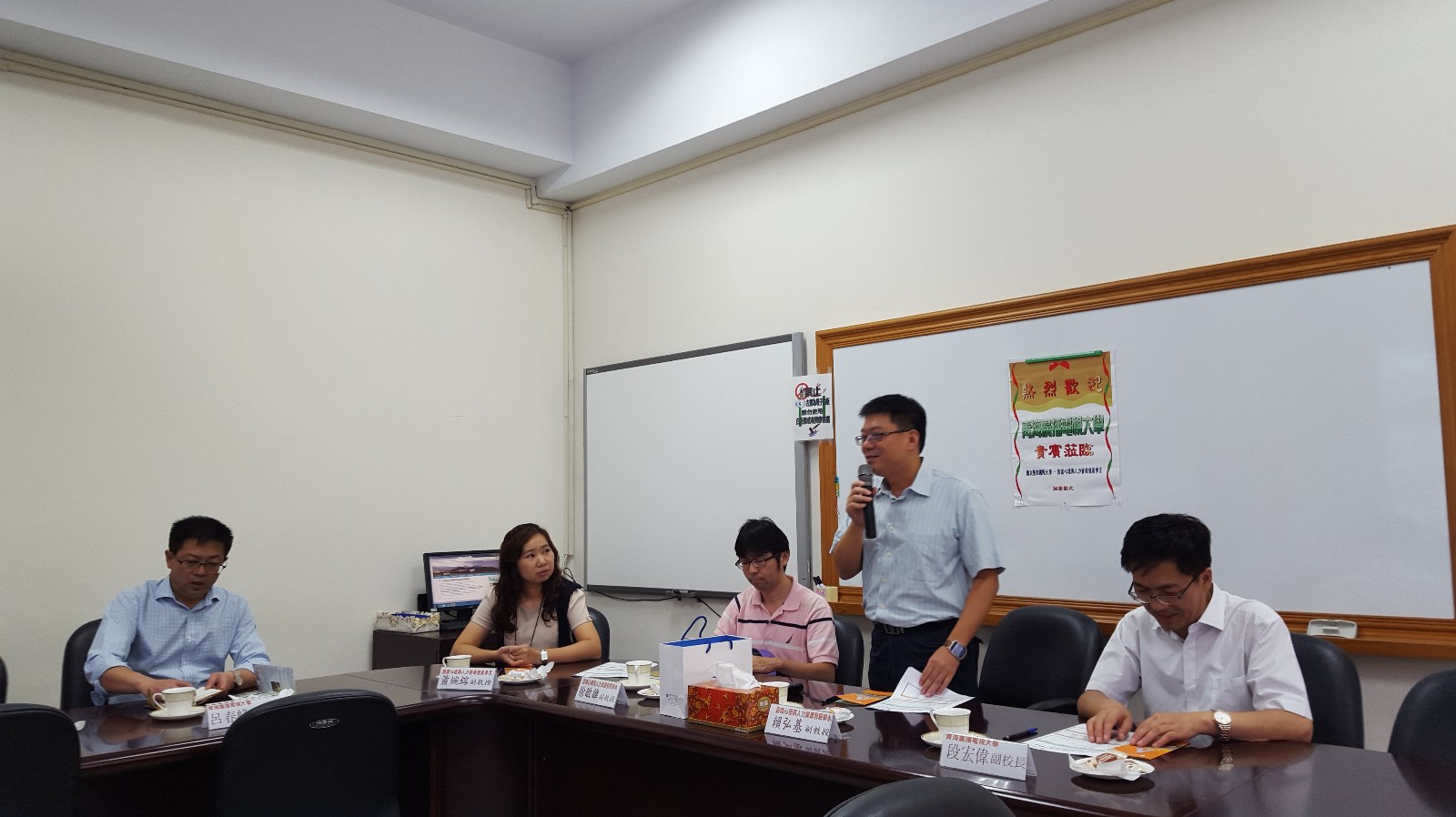参访团与暨南国际大学成教部进行友好交流.jpg