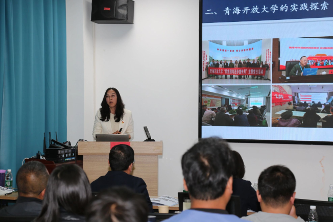 专题主讲。果洛州委宣传部供图